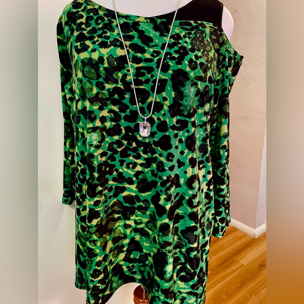 Attitudes by Renee Gorgeous Off Shoulder Green Animal Print Top SZ XL NEW!!